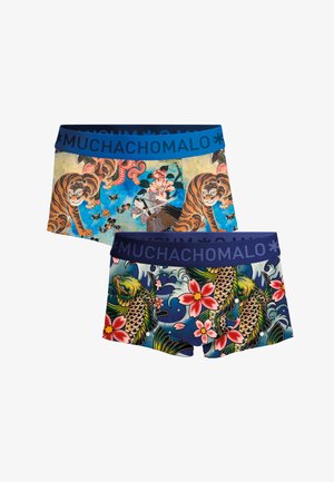 To par herreboxershorts, den ene med tiger- og sommerfugleprint på lys baggrund, den anden med koi-fisk og lyserøde blomster på mørkeblå baggrund.
