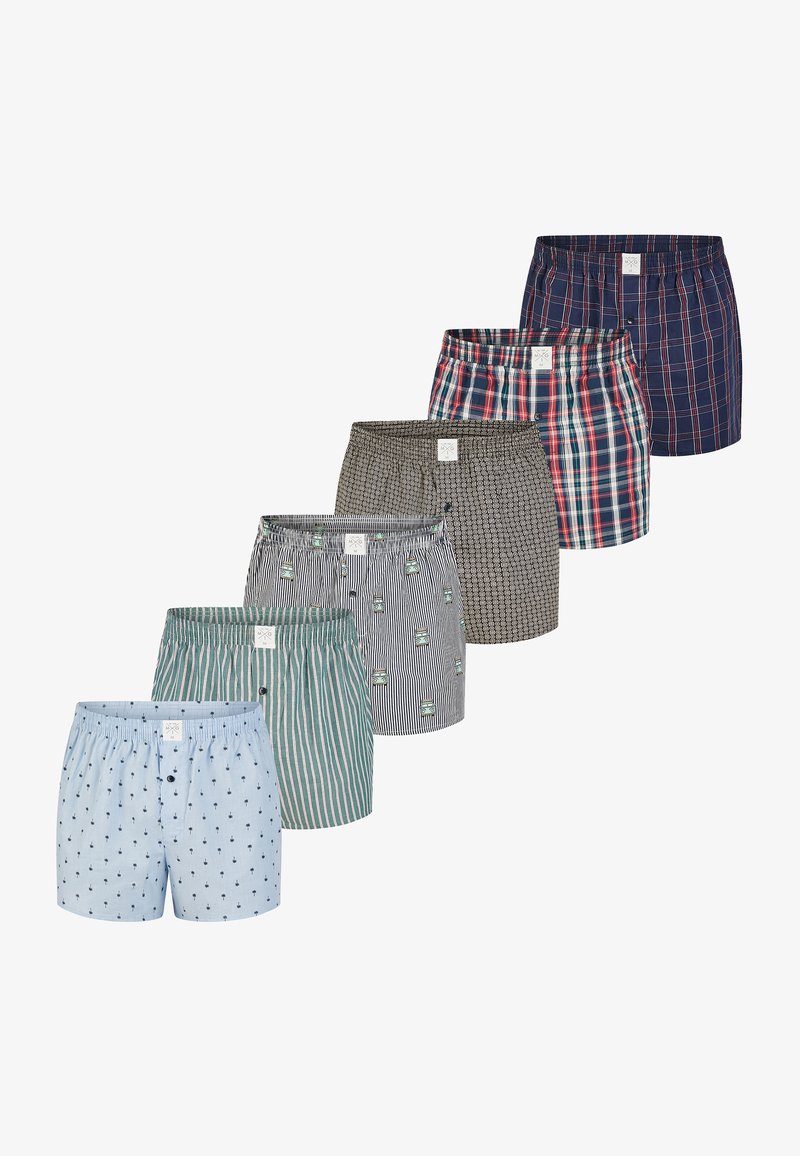 Pánské boxerky v různých designech: jednobarevné modré, pruhované, kostkované a vzorované. Materiály jsou měkké látky s elastickým pasem a štítky.