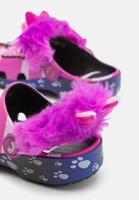 Crocs CHESHIRE CAT UNISEX - Pantoletai - black/pink