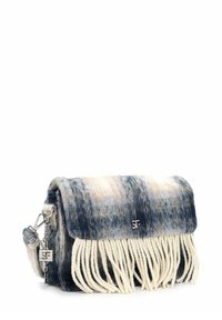 Borsa in misto lana con un motivo a quadri blu e beige, fondo frangiato, hardware argento e tracolla a catena.