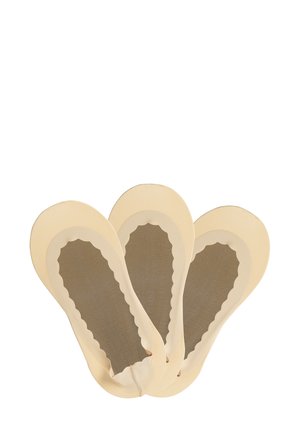 Drei Paar hautfarbene Fußschuhe mit gewellten Rändern, die eine glatte Textur und eine rutschfeste Sohle haben.