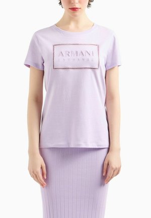 Camiseta de algodón de color púrpura claro con mangas cortas, que presenta un logo rectangular de Armani Exchange en un tono ligeramente más oscuro contorneado con tachuelas.