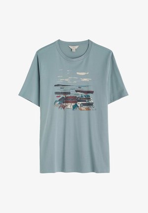 T-shirt bleu clair en coton avec un imprimé graphique de bateaux et de bâtiments dans différentes couleurs, à manches courtes et col ras du cou.