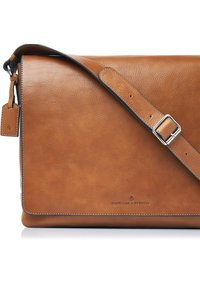 Borsa a tracolla in pelle marrone con finitura testurizzata, tracolla regolabile e fibbia in argento. Presenta un logo impresso nella parte inferiore.
