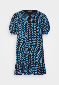 Abito nero con motivo geometrico blu, maniche a sbuffo corte, scollatura a V, patta con bottoni e orlo volant. Tessuto leggero, vestibilità comoda.