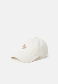 Hvit bomull baseball cap med buet skygge og brodert "FM"-logo i myk brunfarge. Sekspaneldesign med ventilasjonsventiler.