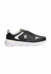 Schwarze Sportschuhe mit weißen Akzenten, glatten und strukturierten Materialien, runder Zehenpartie, Schnürdesign und Logodetail an der Seite.