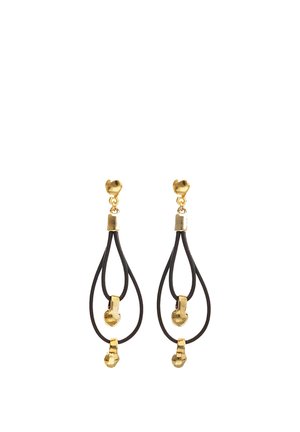 Pendientes de botón en tono dorado con doble aro negro colgante, cada aro presenta un pequeño acento dorado de forma irregular.