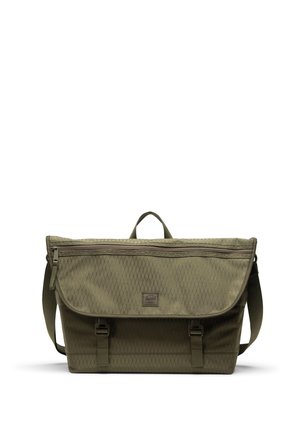 Sac messager vert olive avec tissu à motif en losange, rabat avant zippé, deux fermetures à boucle et une poignée de transport supérieure.