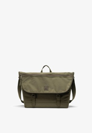 Sac messager vert olive avec tissu à motif en losange, rabat avant zippé, deux fermetures à boucle et une poignée de transport supérieure.