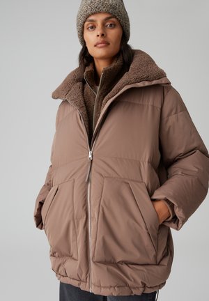 Braune Pufferjacke mit einem flauschigen Kragen, ausgestattet mit einem Reißverschluss vorne und zwei großen Fronttaschen. Der Stoff ist glatt und leicht glänzend.