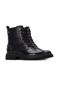 Botas de tobillo de imitación de cuero negras con ojales dorados, diseño de cordones, suela rugosa, acentos de tachuelas en el lateral y una lengüeta en la parte posterior.