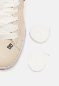 DC Shoes COURT GRAFFIK UNISEX - Sportbačiai - off white