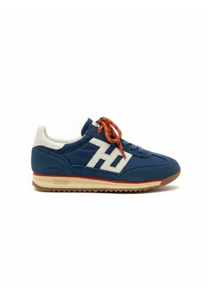 Sneaker blu navy a taglio basso con tallone bianco, logo bianco "H", lacci arancioni e neri e suola beige con striscia arancione e imprimatura "JOGGER".