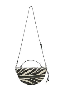 Handtasche mit Zebramuster in halbmondförmiger Gestaltung, schwarz-beige Farbschema, mit einem Tragegriff oben und einem langen, verstellbaren Schulterriemen. Strukturierte Oberfläche.