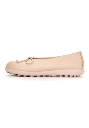 Zapato plano de cuero beige con punta redondeada, pequeño lazo como detalle y suela texturizada para mayor agarre, mostrado de perfil sobre fondo blanco.