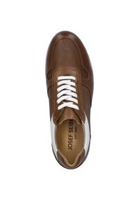 Brązowe skórzane trampki z perforowaną fakturą, białymi sznurówkami i białymi akcentami. Etykieta wewnątrz brzmi "JOSEF SEIBE EST. 1866".