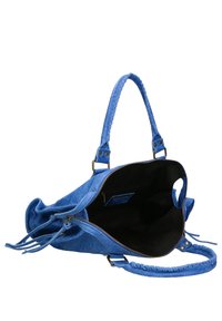 Borsa in suede blu con manici intrecciati, chiusura a zip e interno foderato con una tasca aggiuntiva. Texture morbida e design casual.