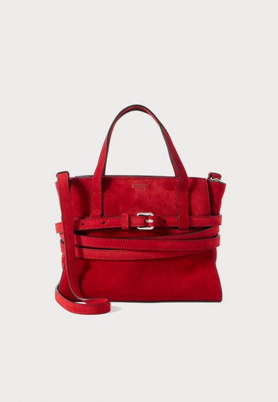 Sac à main en daim rouge avec poignées courtes, bandoulière amovible, détail de boucle et garniture noire contrastante. Design élégant et structuré.