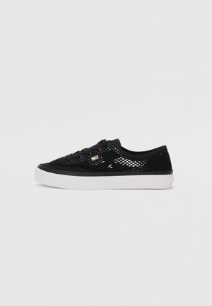 Schwarze Mesh-Sneaker mit strukturiertem Obermaterial, ausgestattet mit einer weißen Gummisohle, schwarzen Schnürsenkeln und einem kleinen Logodetail an der Seite.