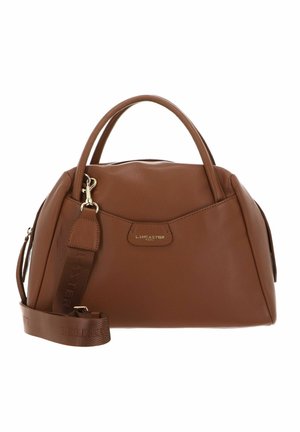 Sac à main en cuir marron avec double poignées et une bandoulière amovible. Doté de quincaillerie dorée et d'un accent logo sur le devant.