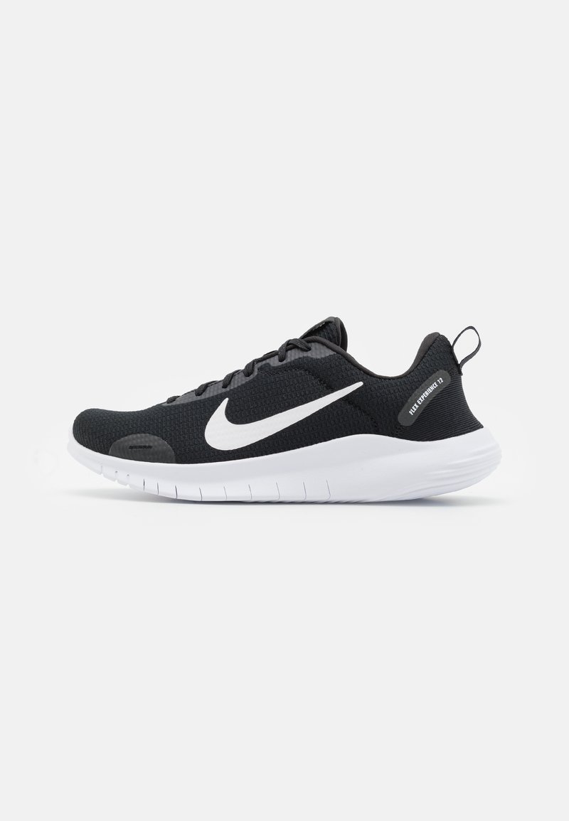Pantofii sport negri au o parte superioară din plasă respirabilă, cu logo-ul alb Swoosh de la Nike, guler căptușit și o talpă albă care prezintă caneluri de flexibilitate.