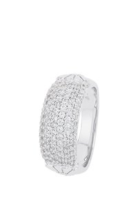 Anello in argento largo, rivestito di piccoli cristalli trasparenti, con un interno liscio e lucido e delicate lavorazioni testurizzate lungo i bordi.