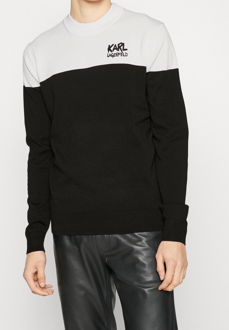 Czarny i biały sweter w stylu color-block z długimi rękawami, okrągłym dekoltem i dzianinową fakturą; z logo "KARL LAGERFELD" w kolorze czarnym.