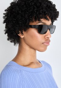 Unselected, black