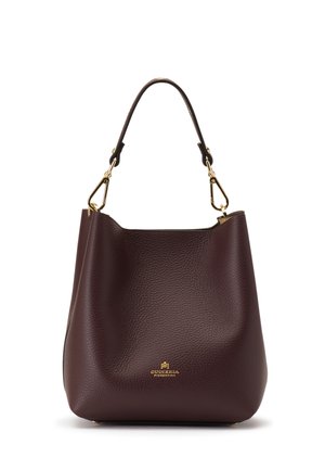 Sac à main en cuir texturé marron foncé avec une anse unique sur le dessus et une quincaillerie dorée, avec un petit logo de marque doré à l'avant.