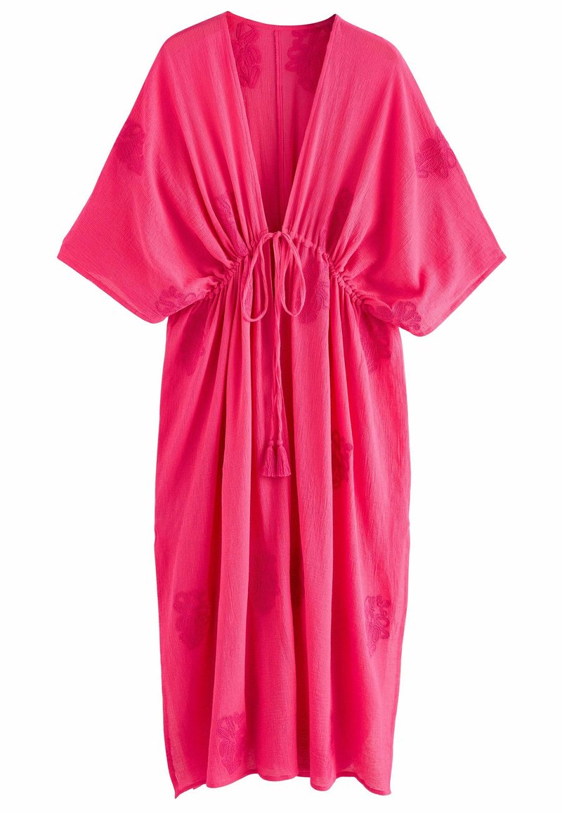 Kaftan rose en tissu léger, avec un col en V, des manches courtes, une taille resserrée par un cordon et des accents de broderie florale.