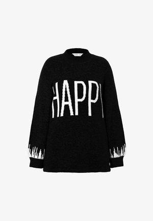 Zwarte gebreide trui met "HAPPY" in witte tekst op de voorkant, met witte accenten bij de manchetten en een relaxte pasvorm.