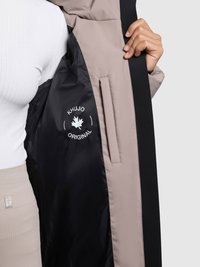 Gepolsterte Jacke mit taupefarbenem Außenmaterial und schwarzem Innenfutter, mit einem Logo, das "KHUJO ORIGINAL" zeigt, sowie einer Seitentasche.