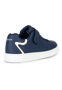Baskets enfant bleu marine avec semelle blanche, fermeture velcro, doublure en mesh respirant et détail blanc près du talon, marque GEOX.