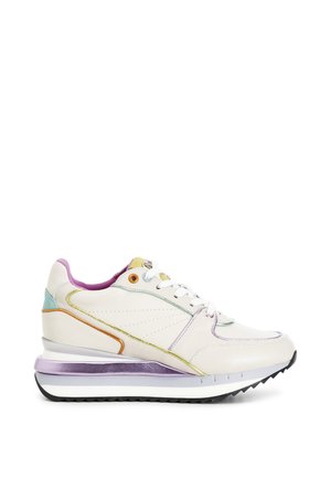 Baskets blanches avec des accents violets, bleu canard et dorés, lacets blancs et semelle épaisse avec une bande de roulement noire, vues de côté extérieur.