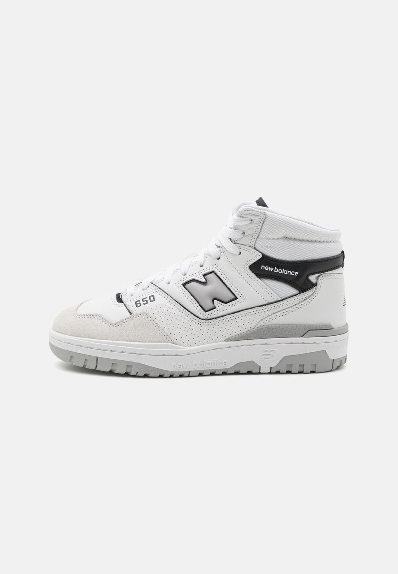 Białe sneakersy z wysoką cholewką z szarymi i czarnymi akcentami. Posiadają teksturowaną skórzaną i zamszową cholewkę, perforowane detale oraz gumową podeszwę.