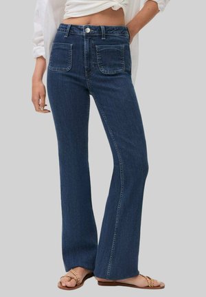 Jeans in denim blu flared, a vita alta, con tasche applicate davanti e dietro, cuciture pulite, texture liscia e leggero stretch per il comfort.