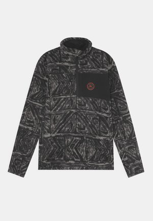 Pulóver de forro polar negro y gris con un patrón abstracto, cuello con cremallera y un bolsillo en el pecho negro sólido que luce un logo redondo en rojo.