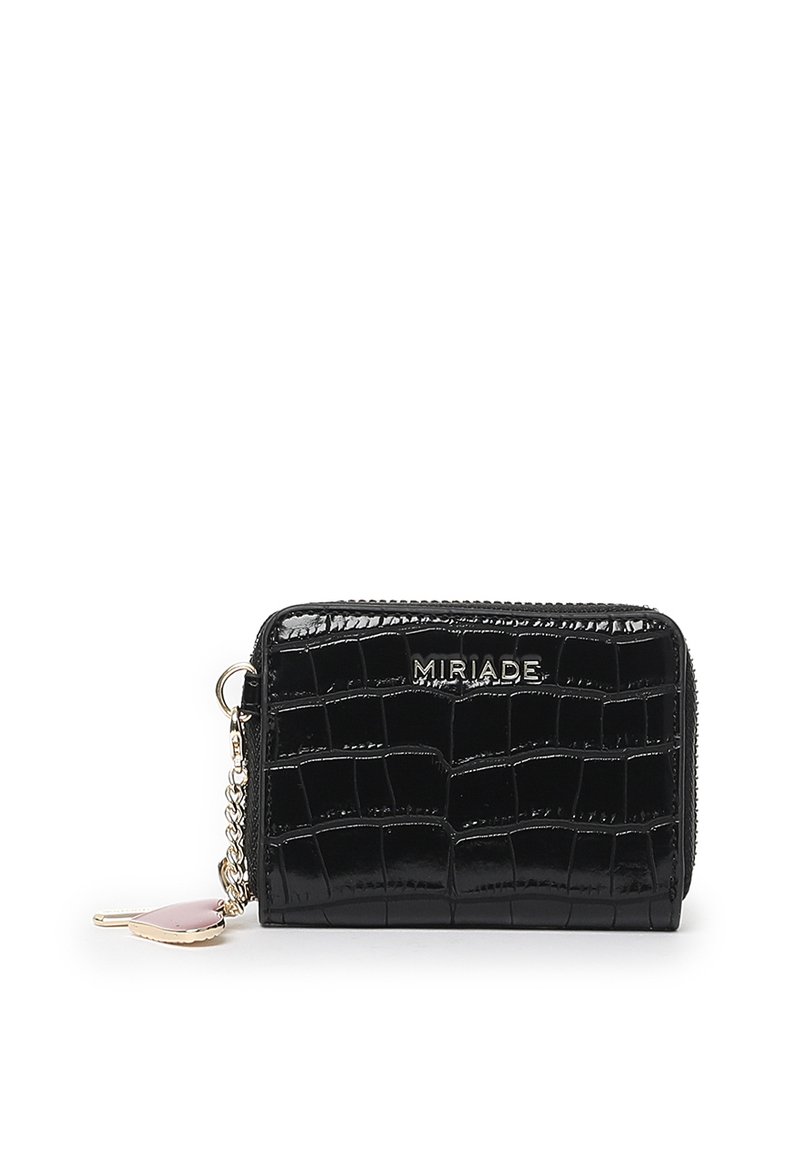 Portefeuille noir brillant avec un motif crocodile, chaîne dorée et un charme en forme de cœur rose, fermeture éclair et marquage "MIRIADE".