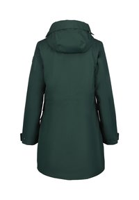 Parka impermeable verde con capucha, mangas largas y puños ajustables. Presenta una textura suave y un diseño minimalista.