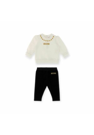 Completo per bambino Moschino composto da una felpa bianca in pile con accenti dorati a forma di cuore e leggings neri in velluto con dettagli del logo.