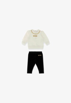 Completo per bambino Moschino composto da una felpa bianca in pile con accenti dorati a forma di cuore e leggings neri in velluto con dettagli del logo.