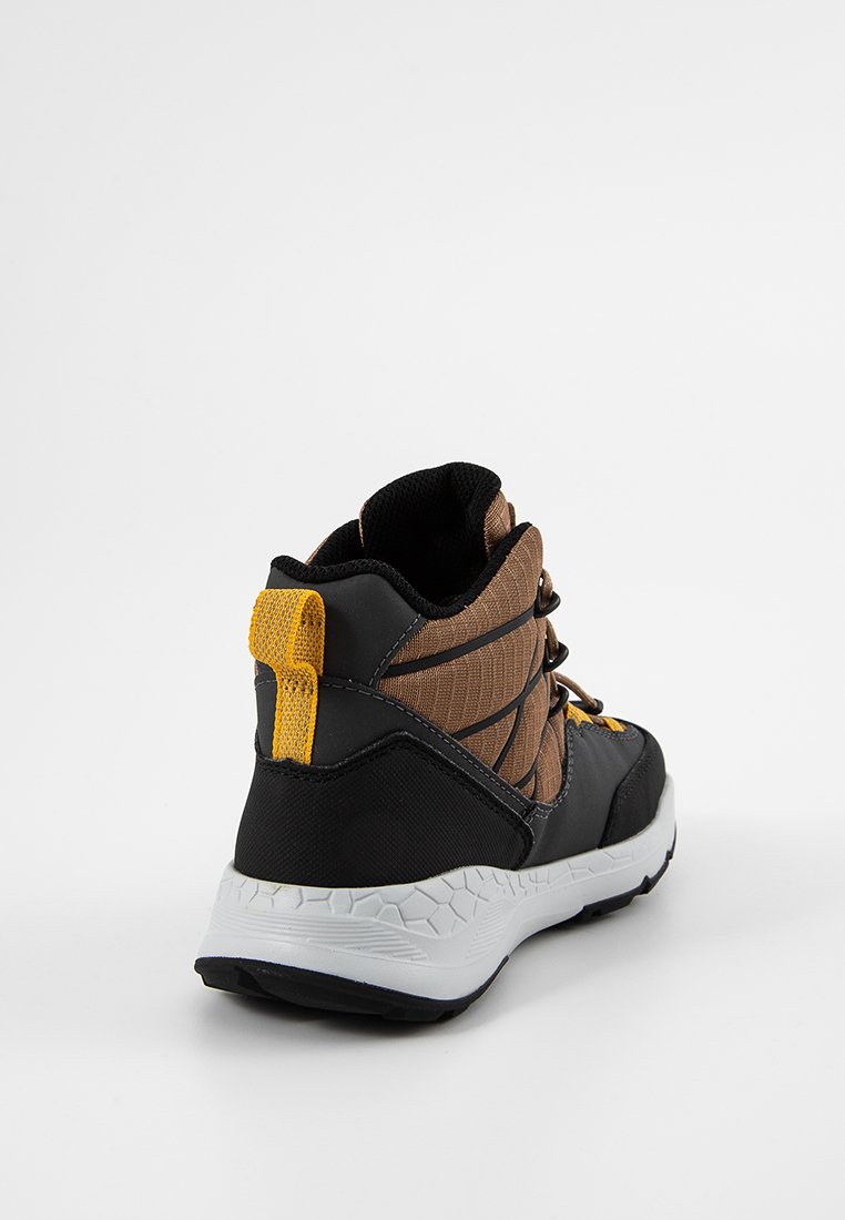 Schwarze und braune High-Top-Sneaker mit strukturiertem Obermaterial, gelben Akzenten und weißer Sohle. Verfügt über Schnürsenkel und eine verstärkte Ferse für Unterstützung.