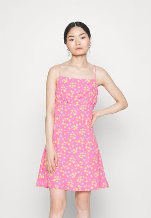 Pieces Petite PCHUMUNA STRING SHORT DRESS - Φόρεμα ημέρας - fuchsia pink