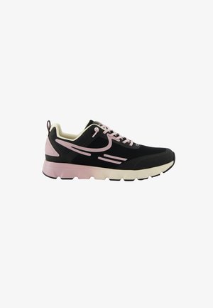 Baskets athlétiques noires et roses avec une semelle rose clair, des lacets roses et des bandes décoratives roses sur le côté.