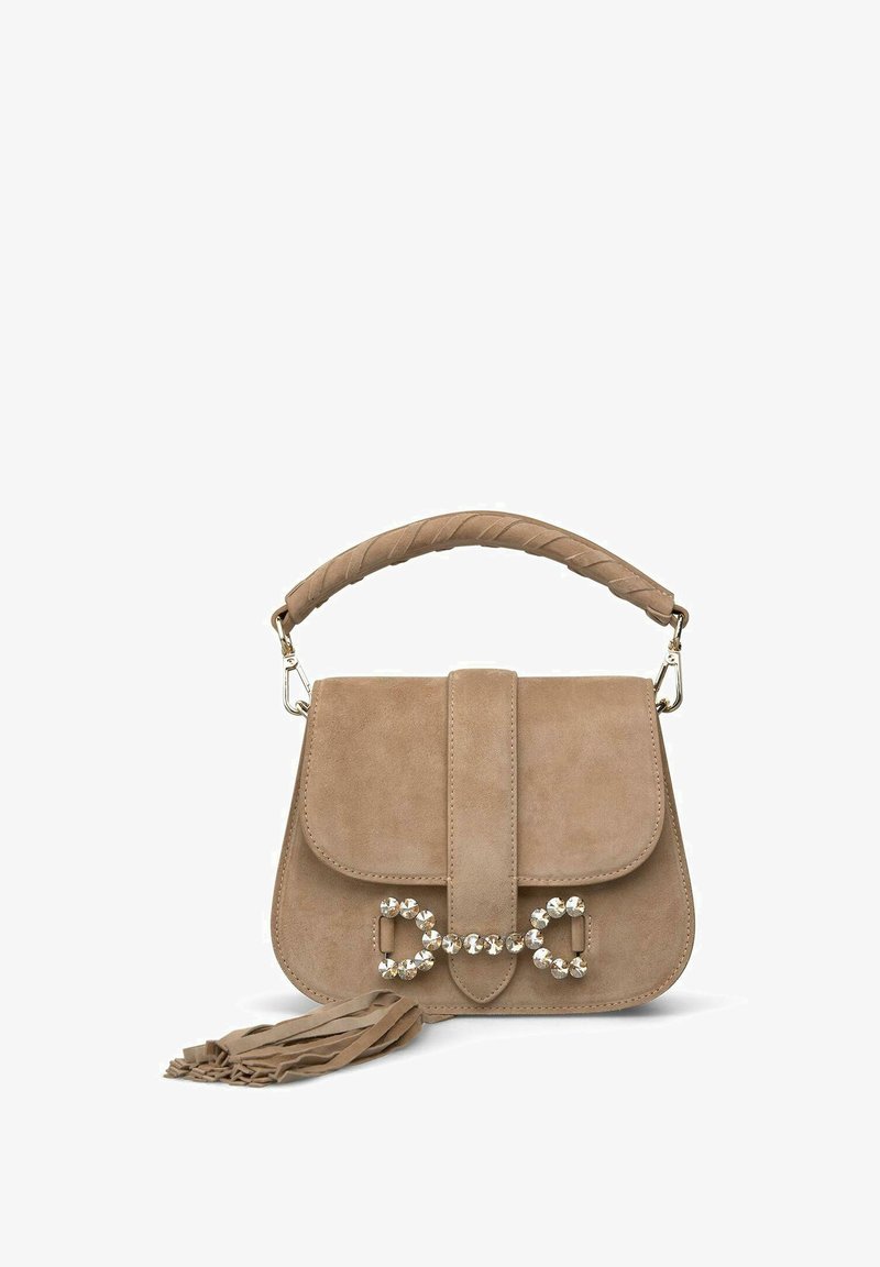 Bolso de ante beige con un asa trenzada en la parte superior, acentos decorativos de cristal en la solapa y un detalle de borlas en el lateral.