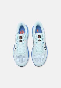 Nike Performance QUEST 6 - Silniční běžecké boty - glacier blue/black/royal pulse/white/hyper crimson