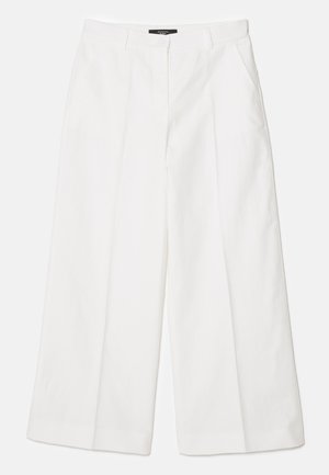 Pantalones de pierna ancha blancos con una textura suave, pliegues frontales y bolsillos laterales, confeccionados en una tela ligera.