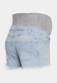Calções de ganga azul clara com bainhas desfiadas e uma faixa elástica cinza na cintura, apresentando bolsos traseiros e um leve desgaste subtil.