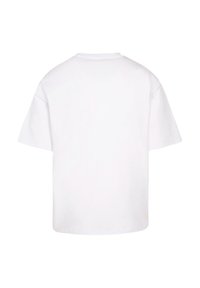 Hvid bomulds t-shirt med afslappet pasform, korte ærmer og rund halsudskæring. Ingen synlige mønstre eller detaljer på ryggen.